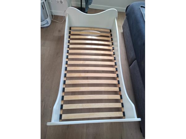 Mooi bed voor peuters en kleuters met matras (160x80cm)