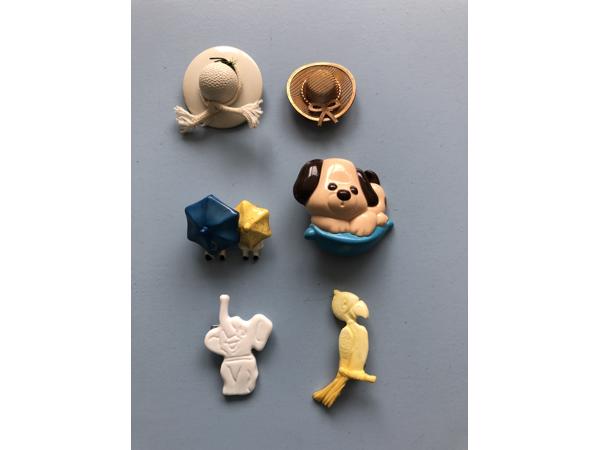 Broche kunststof hoed parasol en metaal hoedje broches