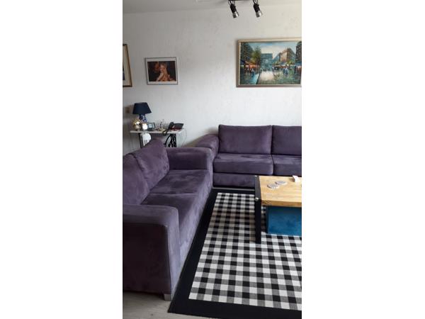 2+3 zits bankstel. Paars. Zo goed als nieuwe. Nieuwe kussens