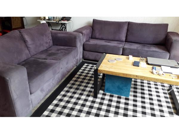 2+3 zits bankstel. Paars. Zo goed als nieuwe. Nieuwe kussens