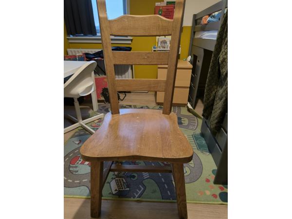 Acht eiken eetkamerstoelen