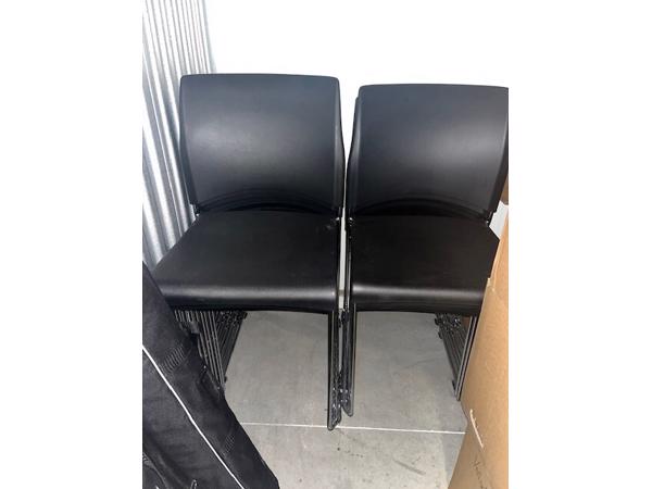 23 stapelbare stoelen