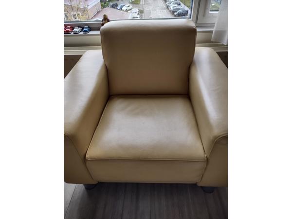 twee leren stoelen