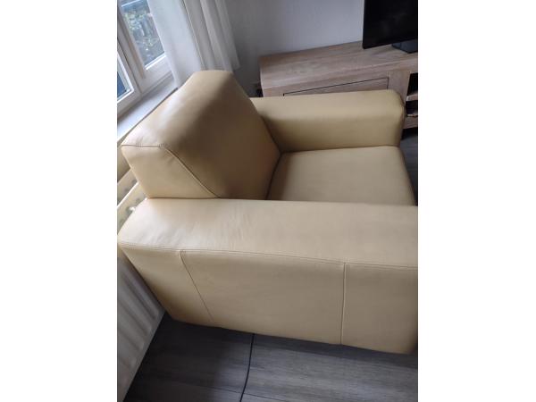 twee leren stoelen