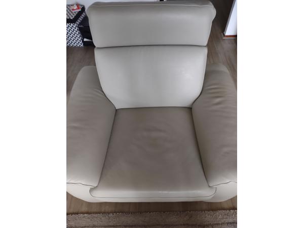 twee leren stoelen