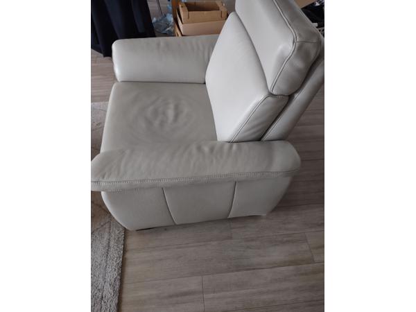 twee leren stoelen