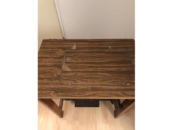 Houten tafel met inklapbare naaimachine