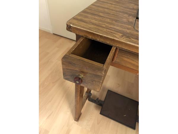 Houten tafel met inklapbare naaimachine