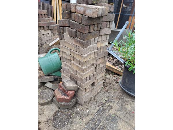 Klinkers 5×20.  8 vierkante meter daarbij nog een stapel halve steentjes