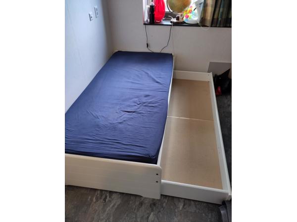 Eenpersoons bed met lade