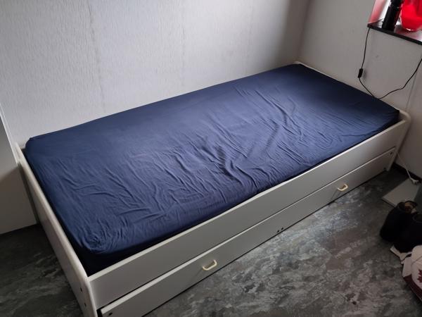 Eenpersoons bed met lade