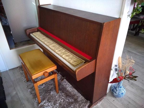 Piano met verstelbaar pianobankje