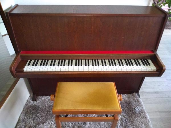 Piano met verstelbaar pianobankje