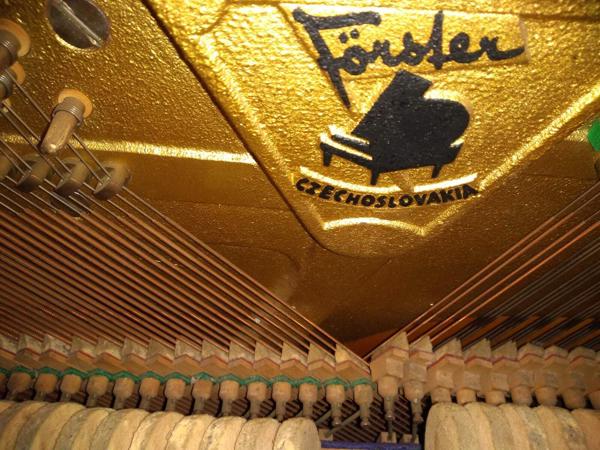 Piano met verstelbaar pianobankje