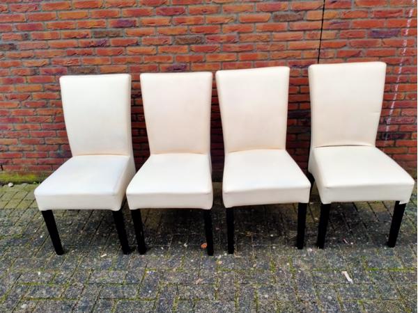 Praktische tafel met 4 stoelen
