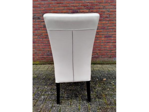 Praktische tafel met 4 stoelen