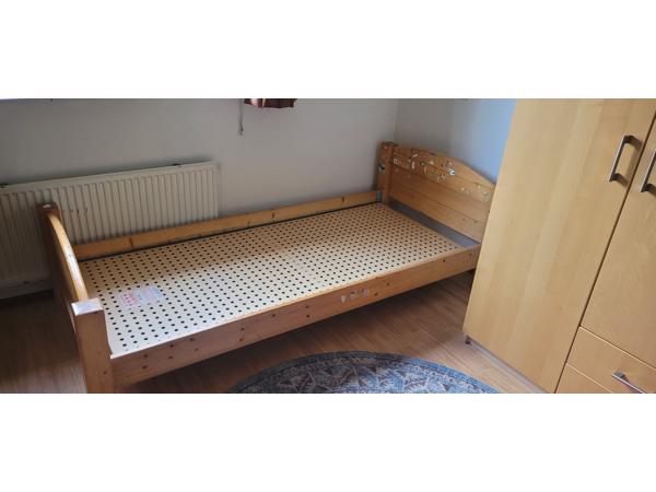 Aangeboden Houten bed 90 bij 200