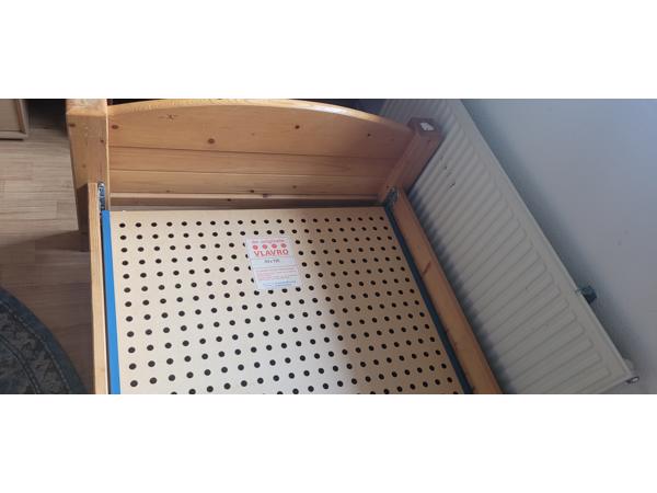 Aangeboden Houten bed 90 bij 200