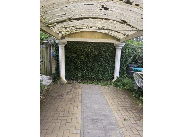 Carport met Griekse zuilen