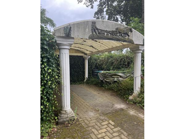 Carport met Griekse zuilen