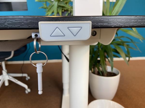 2 Grote elektrisch verstelbare bureaus