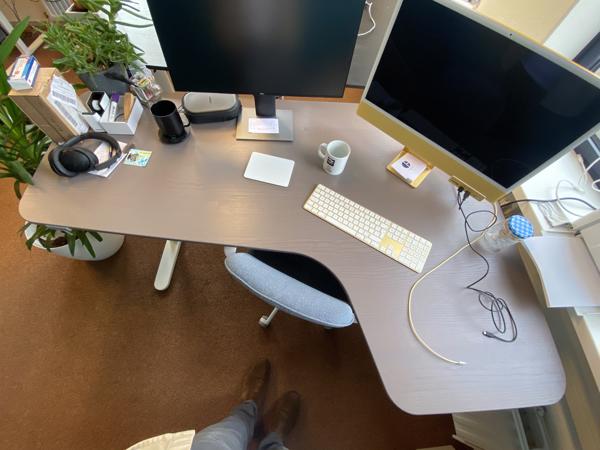 2 Grote elektrisch verstelbare bureaus