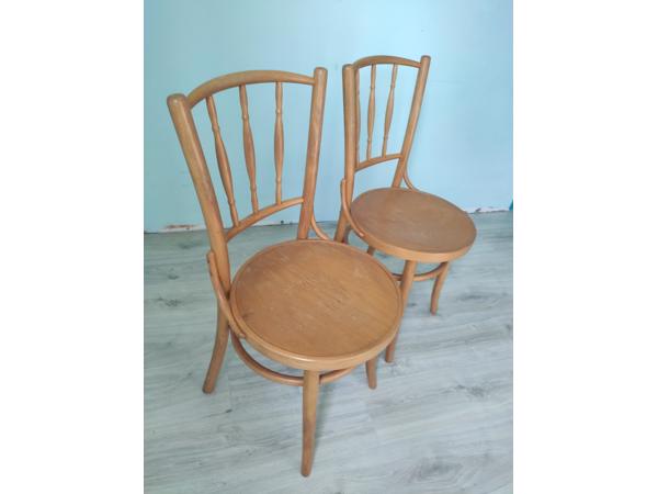 Twee houten stoelen
