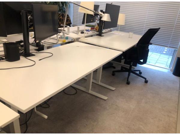 8 Stabureaus (electrisch en manueel) op te halen (morgen!)