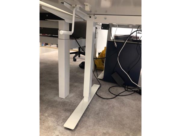 8 Stabureaus (electrisch en manueel) op te halen (morgen!)