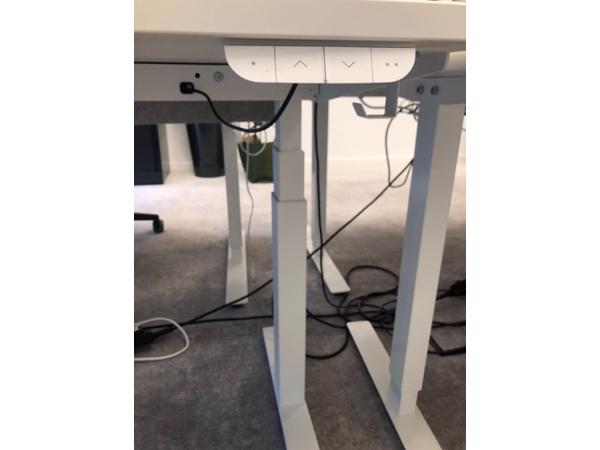 8 Stabureaus (electrisch en manueel) op te halen (morgen!)