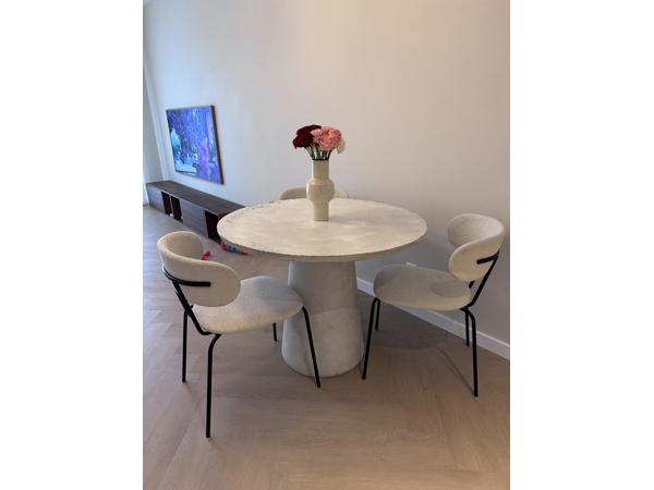 Ronde betonlook eettafel