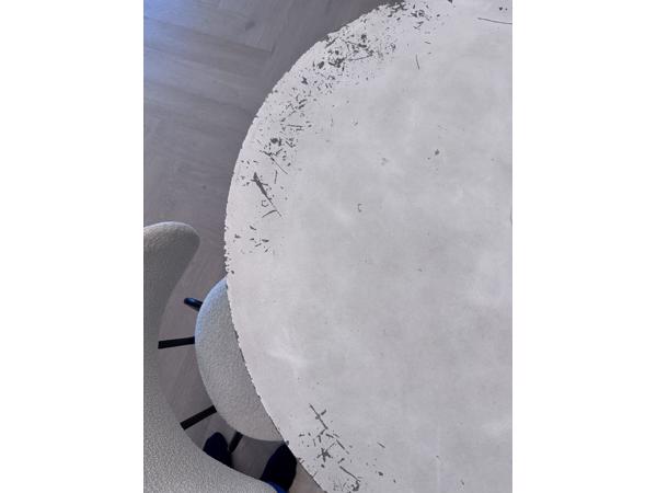 Ronde betonlook eettafel