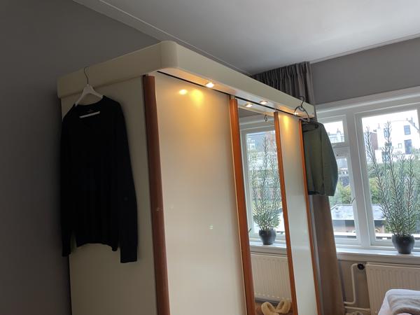 Kledingkast met schuifdeuren