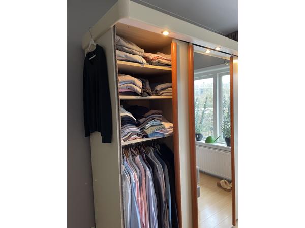 Kledingkast met schuifdeuren