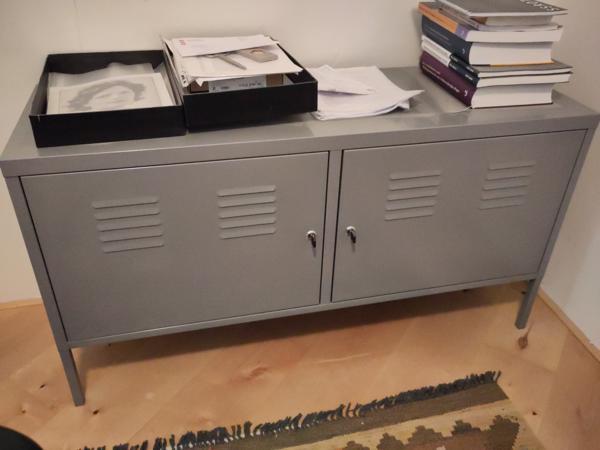 Grijs metalen kastje