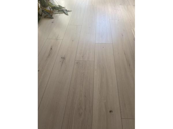 Licht grijze laminaat vloer