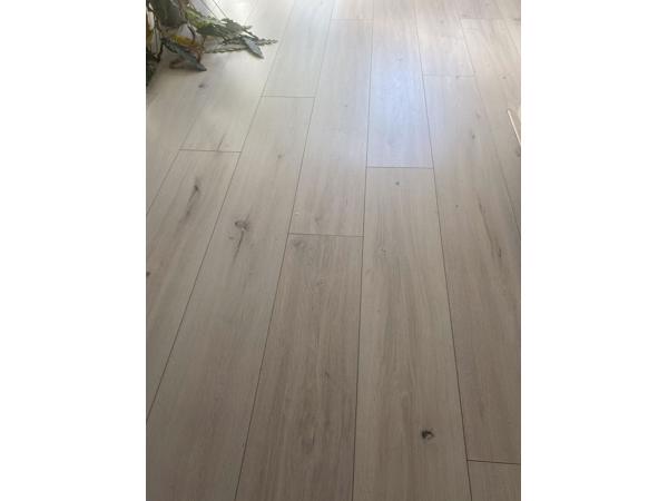 Licht grijze laminaat vloer