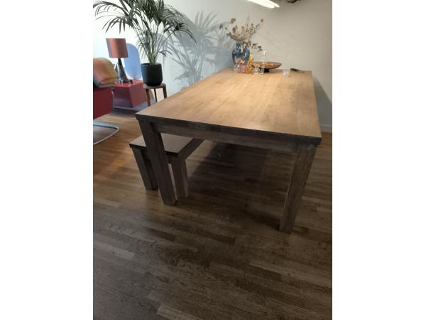 Eettafel met eetbank