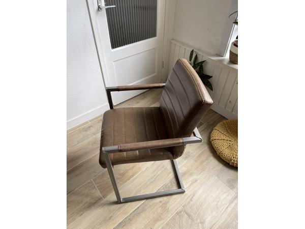 Twee eetkamerstoelen