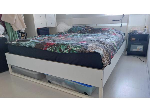 Bedframe 160x200cm + 2 lattenbodems