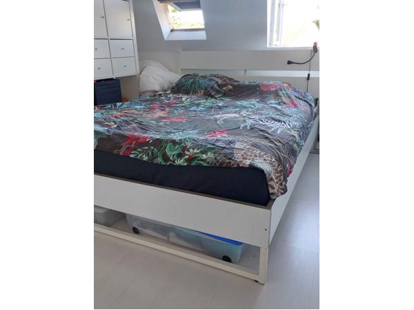 Bedframe 160x200cm + 2 lattenbodems