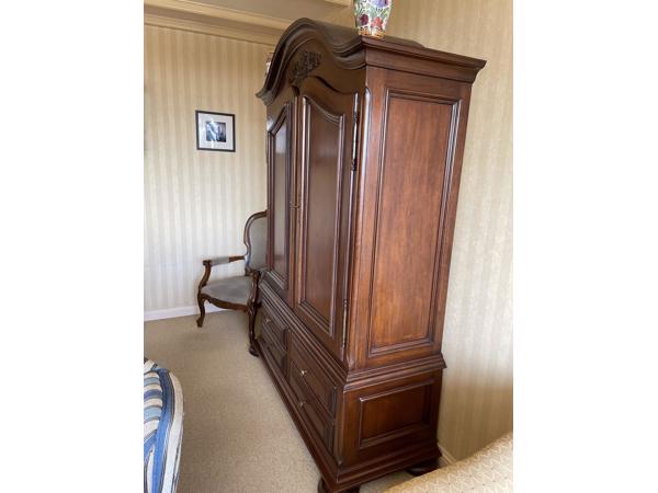 Massief eiken kast. Bestaat uit 2 delen.