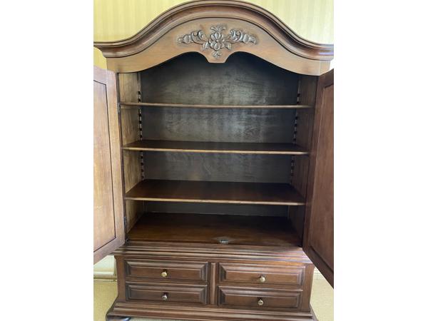 Massief eiken kast. Bestaat uit 2 delen.