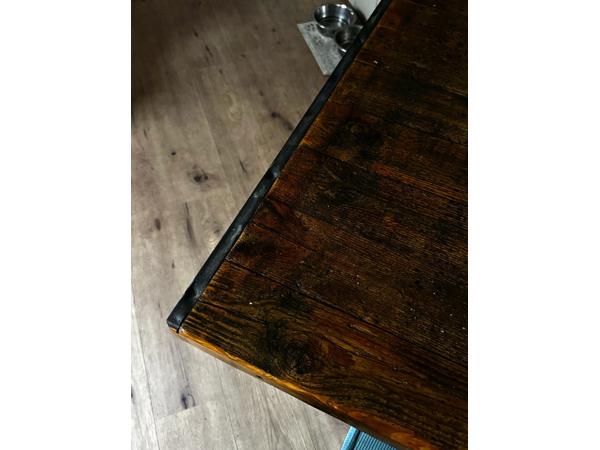 Houten tafel met ijzeren onderstel