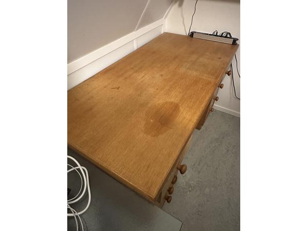 Houten bureau, 8 laden en een bureaustoel