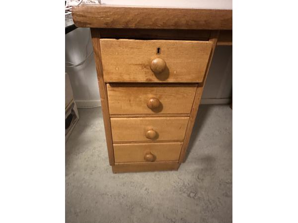 Houten bureau, 8 laden en een bureaustoel