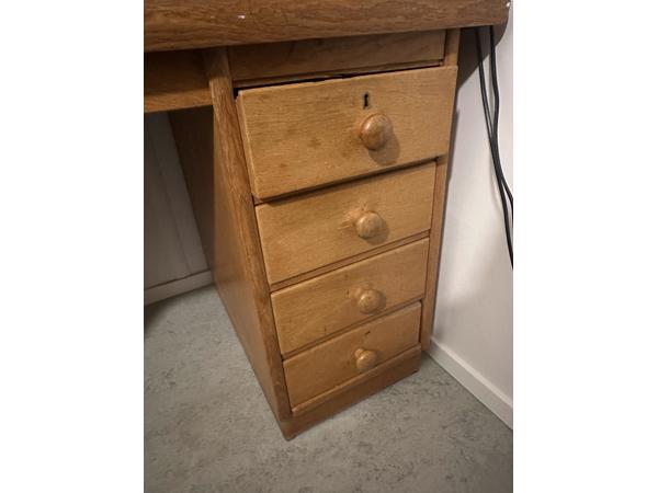 Houten bureau, 8 laden en een bureaustoel