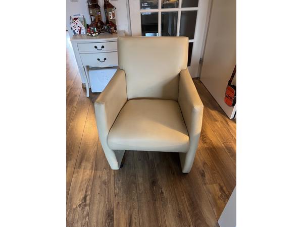 vier skai eetkamerstoelen op wielen