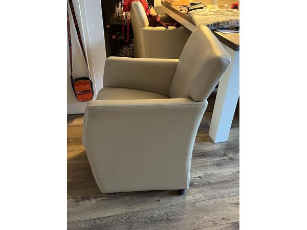 vier skai eetkamerstoelen op wielen