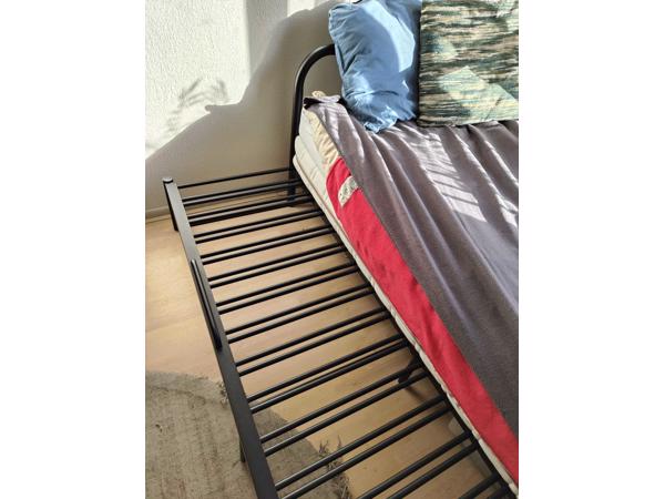 Bed uitschuifbaar tot 2 pers. bed / bedbank